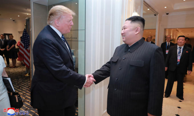 Tổng thống Mỹ Donald Trump (trái) bắt tay Chủ tịch Triều Tiên Kim Jong-un tại khách sạn Metropole, Hà Nội vào ngày 28/2. Ảnh: KCNA/ Reuters