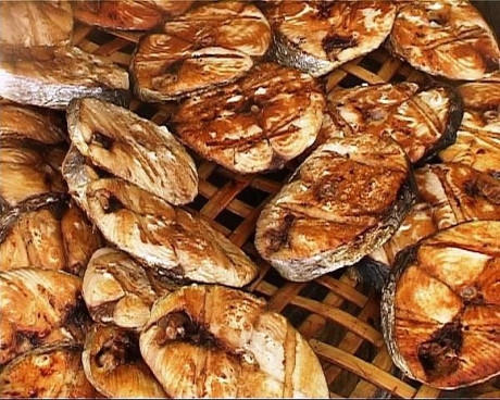 Ngoài ra, chợ còn nổi tiếng với những hộ chuyên làm nghề nướng hải sản đã tạo nên nét độc đáo cho khu chợ. Do đó du khách chỉ cần lựa chọn mua sẵn các loại hải sản tươi sống mà mình yêu thích sau đó đem thuê nướng chỉ với 5.000 đồng/kg là bạn đã có được một món nướng ưng ý.