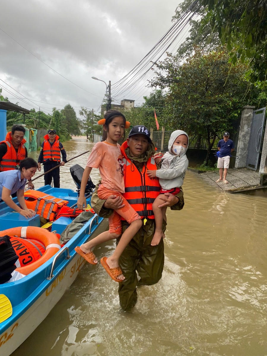 Di chuyển trẻ em đến vùng an toàn - Ảnh Công an Đà Nẵng.