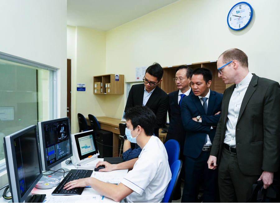 Ông Fabian Martin Singer, Giám đốc Điều hành, Siemens Healthineers (ngoài cùng bên phải) tham quan phòng vận hành máy CT hơn 100.000 lát cắt tại Bệnh viện Đa khoa Tâm Anh Quận 7. Ảnh: Bệnh viện Đa khoa Tâm Anh.