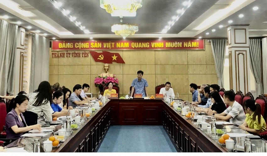 Ông Nguyễn Văn Thanh, Trưởng Ban Tuyên giáo Thành ủy Vĩnh Yên ( đứng ở giữa) thông tin về kỳ thi đánh giá năng lực học sinh vào lớp 6 Trường THCS Vĩnh Yên năm học 2024-2025.