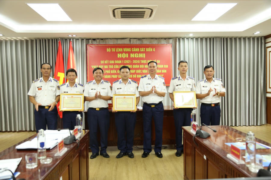 Thiếu tướng Nguyễn Văn Dũng – Bí thư Đảng ủy, Chính ủy BTL Vùng CSB4 tặng giấy khen cho tập thể, cá nhân có thành tích tiêu biểu trong thực hiện Đề án 1371.