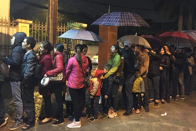 Hình ảnh người dân ở Bắc Ninh xếp hàng từ 3h sáng tại Viện Sốt rét trung ương để xét nghiệm sán.