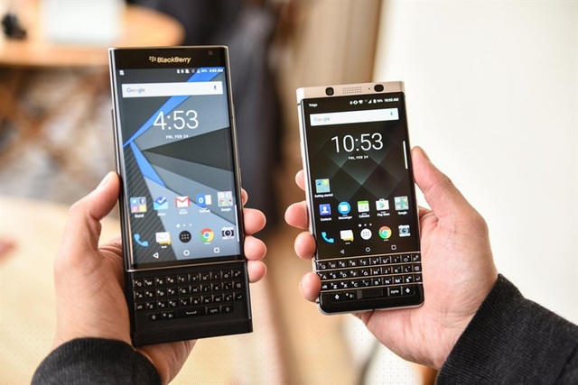 Bàn phím vật lý - Blackberry là một trong số ít nhà sản xuất luôn cố gắng tích hợp bàn phím vật lý vào những chiếc smartphone. Nó cho phép người dùng có thể gõ văn bản một cách chính xác và nhanh hơn, cùng với đó là cảm giác thật hơn so với bàn phím ảo. Tuy nhiên, cụm bàn phím vật lý lại chiếm một phần diện tích khá lớn trong thiết kế tổng thể của máy. Điều này khiến cho ngoại hình của thiết bị trở nên kém thẩm mỹ hơn, đồng thời cũng khiến trọng lượng máy nặng hơn. Thêm vào đó, hệ điều hành Android cũng không tối ưu cho thao tác bấm phím cứng. Điều đó khiến cho tính năng này trở nên kém hữu dụng. Trong vài năm trở lại đây, gần như không còn chiếc smartphone nào được trang bị bàn phím vật lý.