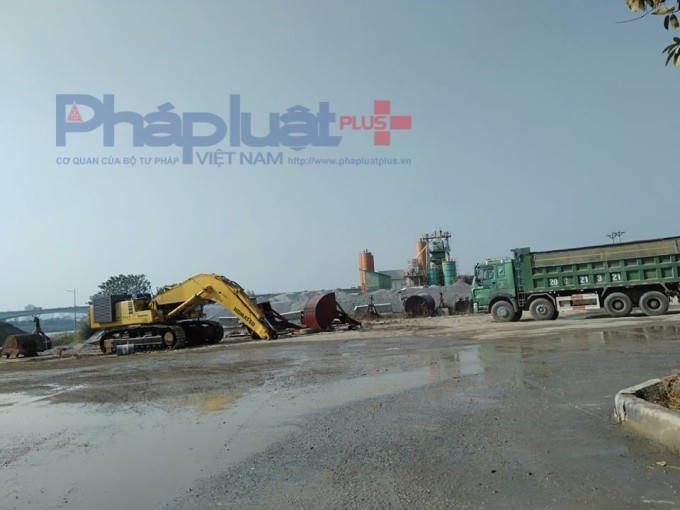 Một bãi tập kết vật liệu xây dựng trên địa bàn xã Bát Tràng, Hà Nội.