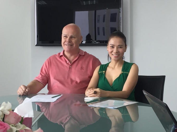 Ông Otto cùng vợ, là ca sĩ Thu Minh trong cuộc gặp báo chí cách đây không lâu.