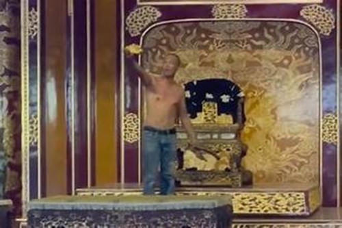 Đối tượng Hồ Văn Phương Tâm làm gãy phần tựa phía trước tay bên trái của ngai vua triều Nguyễn. (Ảnh chụp màn hình)