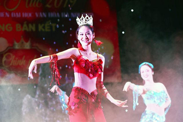 Là một sinh viên của khoa Biên đạo múa, Ngô Vân hoàn toàn làm chủ từng bước di chuyển của mình để thể hiện hình tượng “mỹ nhân ngư” một cách trọn vẹn nhất.