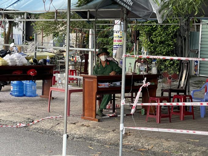 Bộ đội hỗ trợ trực chốt tại thị trấn Hiệp Phước.