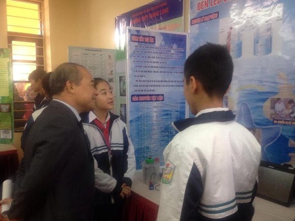Lãnh đạo Bộ GD&ĐT thăm gian trưng bày dự án của học sinh Hải Phòng.