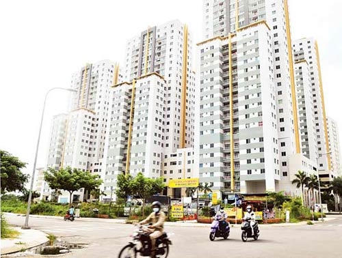 Người dân khu cao ốc Belleza (quận 7) bị ảnh hưởng bởi mùi hôi. Ảnh: CAO THĂNG.