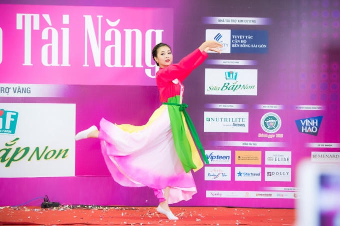Bùi Nữ Kiều Vỹ (SBD 293) thể hiện điệu múa dân gian dẻo dai cuốn hút và nhận được sự chú ý theo dõi của các thí sinh khác.