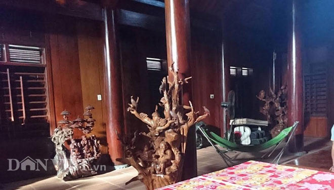 Tường cao, lưới thép bảo vệ căn nhà.