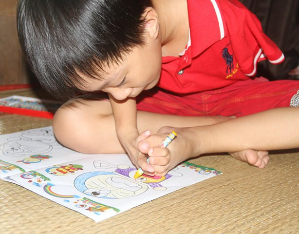 Thời gian rảnh, Tài lại lấy vở ra tô màu và đó cũng là sở thích của em.