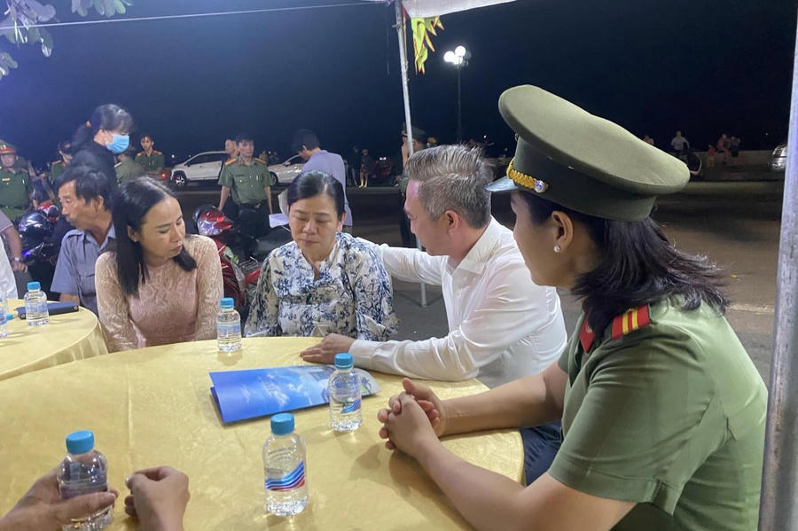 Đoàn lãnh đạo Tỉnh uỷ, UBND và Đoàn lãnh đạo, cán bộ Công an tỉnh Bà Rịa - Vũng Tàu đến thăm hỏi, chia buồn cùng gia đình hạ sĩ Nguyễn Ngọc Minh Nhật.