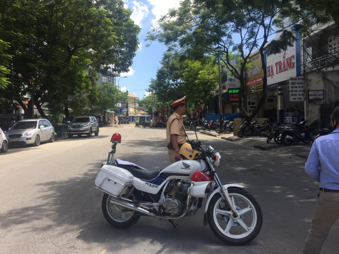 CSGT c&oacute; mặt đảm bảo an to&agrave;n cho người d&acirc;n lưu th&ocirc;ng qua khu vực.