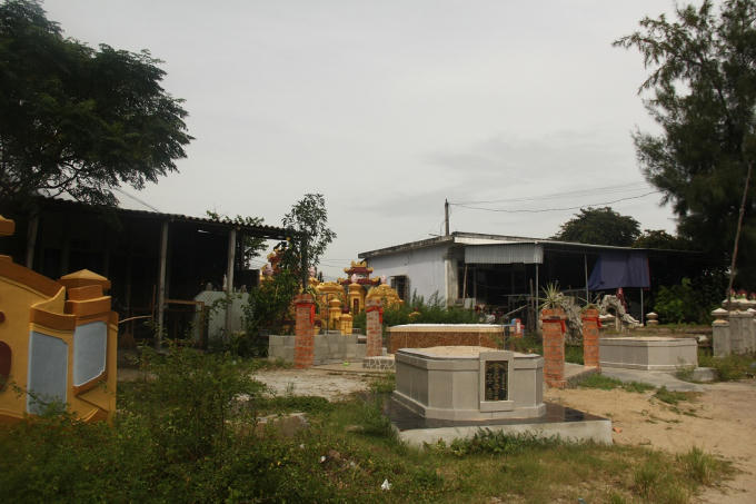 Gần 20 năm nay, hơn 30 hộ dân ở Hải Thành lâm vào cảnh 'chung vách' v "cõi âm"