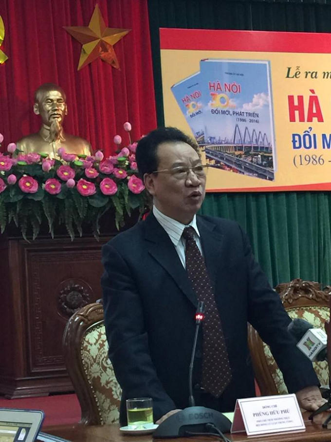 GS.TS Phùng Hữu Phú Phó chủ tịch thường trực Hội đồng lý luận Trung ương phát biểu tại buổi lễ công bố cuốn sách.