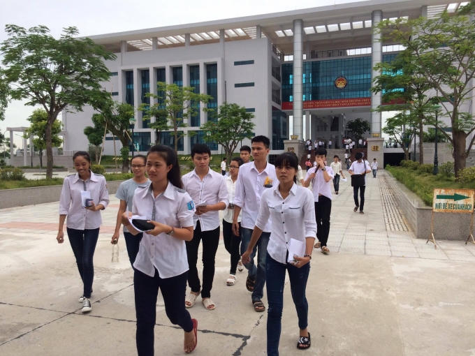 Nhiều thí sinh rời phòng thi môn Toán sáng ngày 1/7 với tinh thần hào hứng, tự tin.