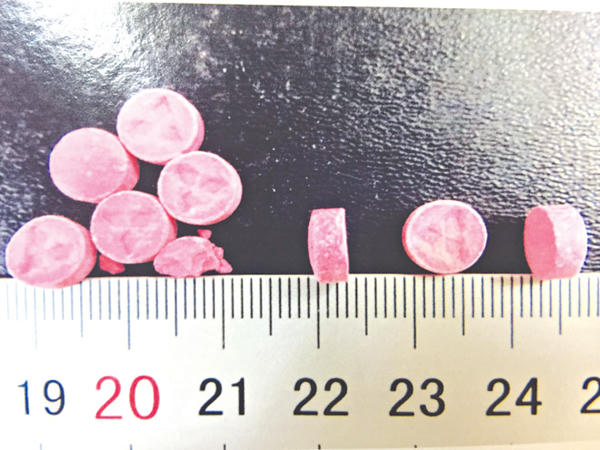 Các viên nén màu hồng chứa N-Ethylpentylone là chất có tác dụng kích thích thần kinh trung ương mạnh tương tự chất cathinone trong lá khát.