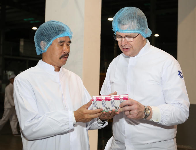 Đại sứ Daniel J. Kritenbrink và ông Nguyễn Quốc Khánh – Giám đốc Điều hành Vinamilk trao đổi về sản phẩm của Vinamilk khi tham quan nhà máy sữa Vinamilk Nghệ An.