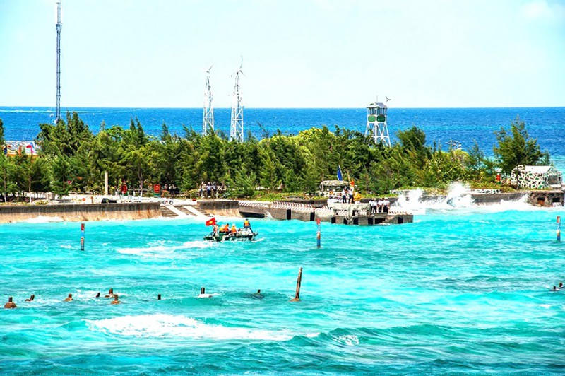 Màu xanh trên đảo Sinh Tồn.