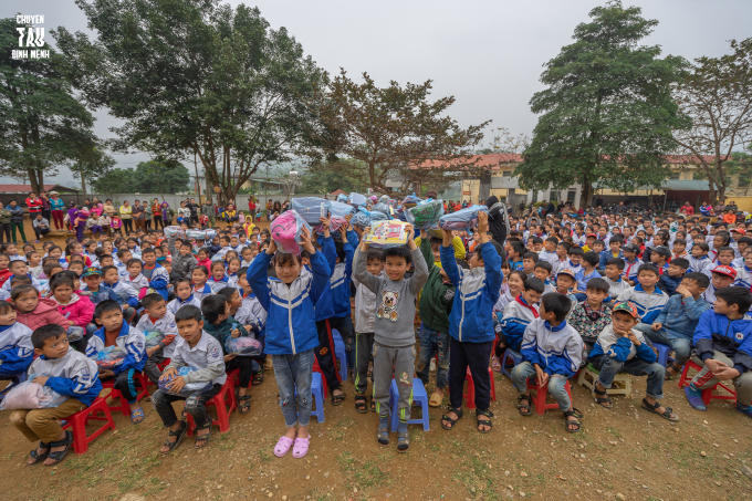Vẻ mặt hạnh phúc, rạng rỡ của các em học sinh khi được nhận những món quà ý nghĩa  từ BTC Liveshow Kịch 2019.