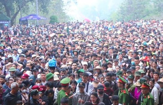 Biển người đổ về Đền Hùng trước ngày Giỗ Tổ.