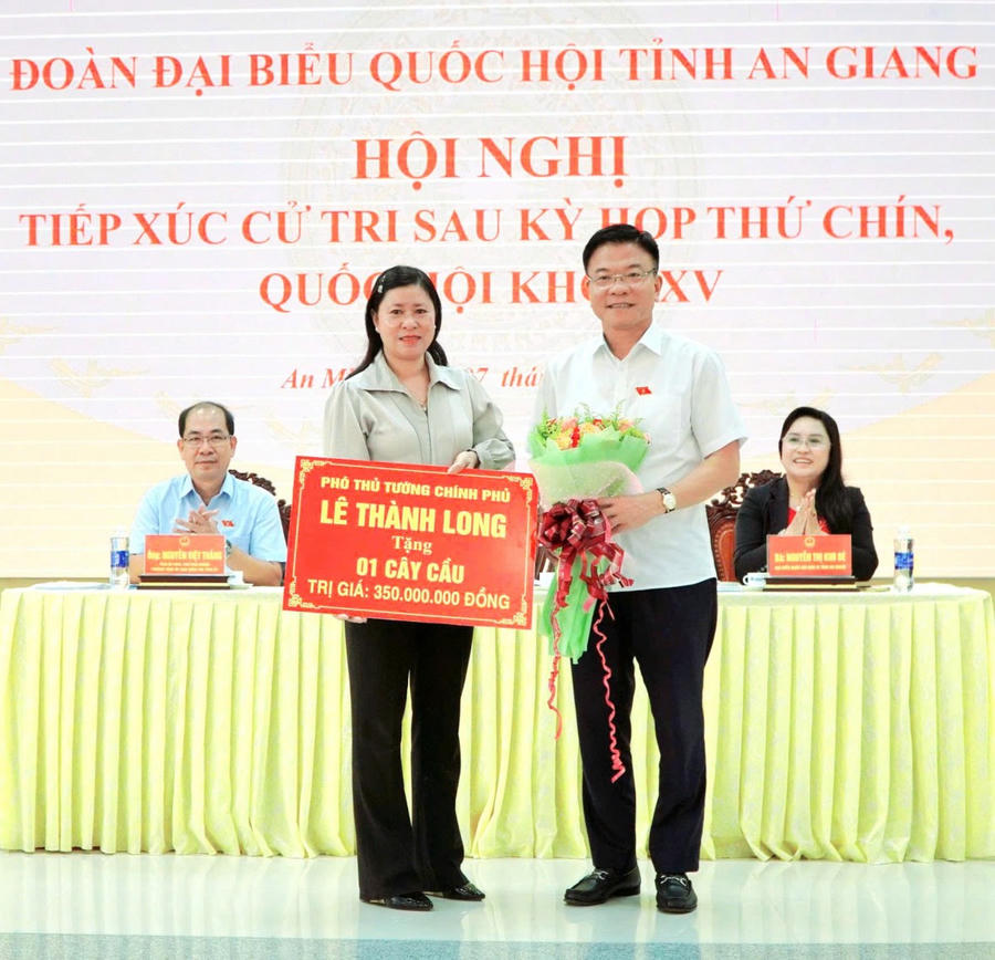 Phó Thủ tướng Lê Thành Long tặng 1 cây cầu cho địa phương (Ảnh: Khánh Thùy)