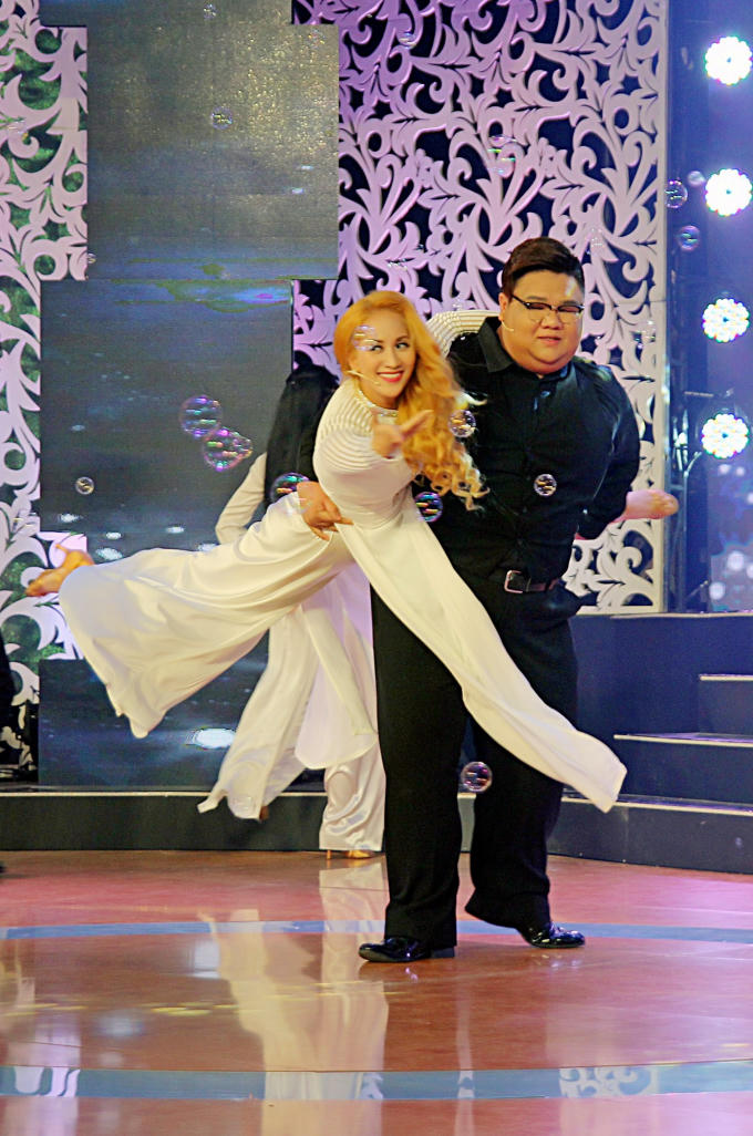 Lạ mắt với màn múa trên nền nhạc Trịnh của Khánh Thi và Vương Khang