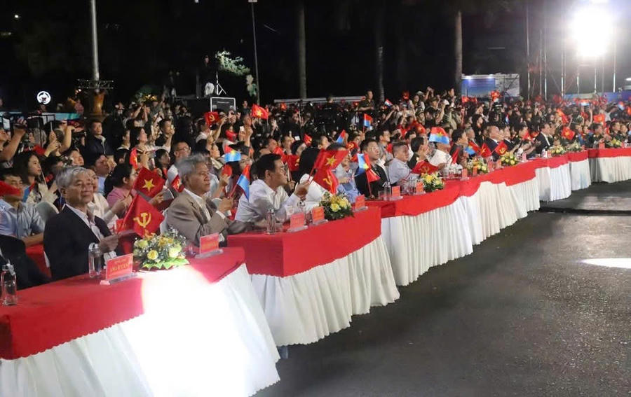 Các vị lãnh đạo, nguyên lãnh đạo, mẹ Việt Nam anh hùng và hàng nghìn người dân tại Thành phố Buôn Ma Thuột tham dự tại điểm cầu Đắk Lắk