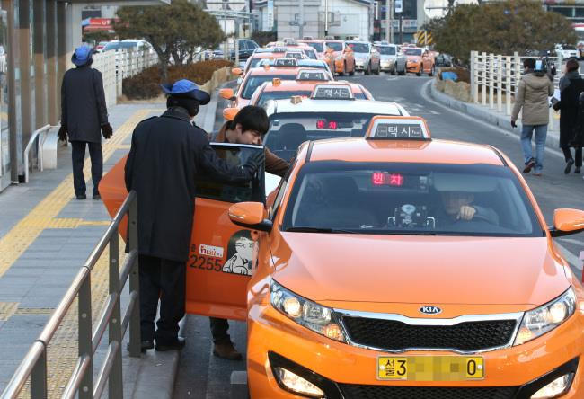 Phương tiện taxi ở Hàn Quốc được phủ sơn màu Cam tượng trưng là xe taxi quốc tế.