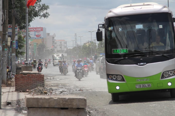 Dòng người chìm trong khói bụi khi đi qua đường Kinh Dương Vương.
