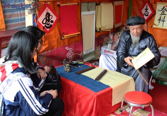 Ngoài xin chữ, nhiều bạn trẻ còn được hiểu thêm về nét đẹp văn hoá của con người, phong tục Việt thời xưa. (Ảnh: Đức Biên)