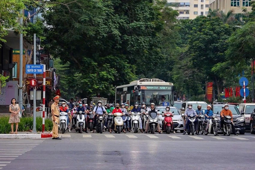 CSGT điều tiết giao thông tại các nút giao thông trọng điểm.