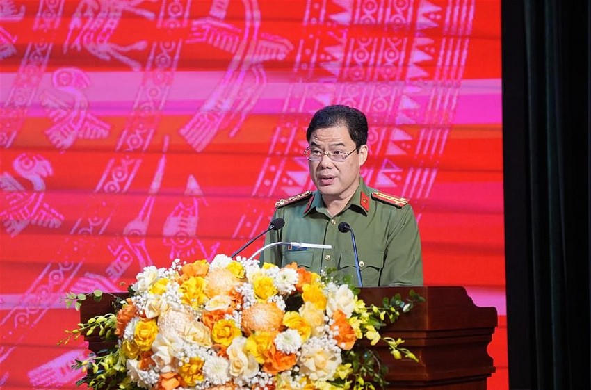 Đại tá Vũ Hồng Quang, Giám đốc Công an tỉnh phát biểu hưởng ứng phong trào thi đua.