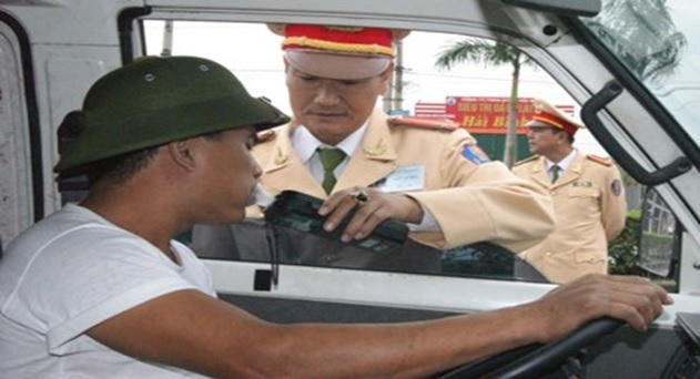 Thổi đo nồng độ cồn có lây virus Corona?