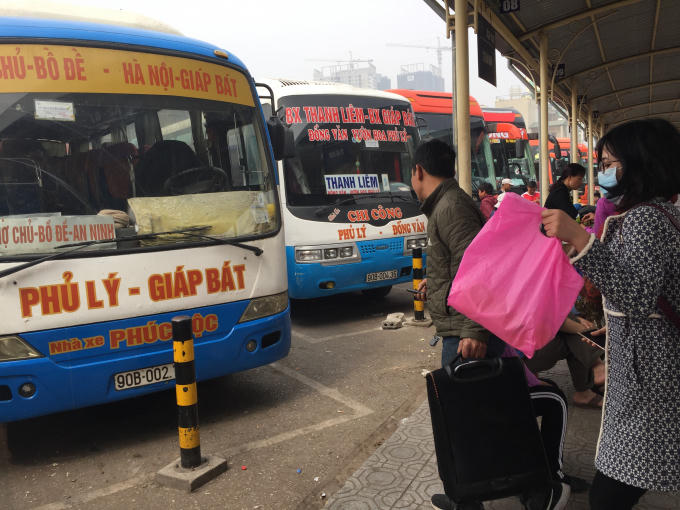 Bến xe ng&agrave;y gi&aacute;p Tết vắng như