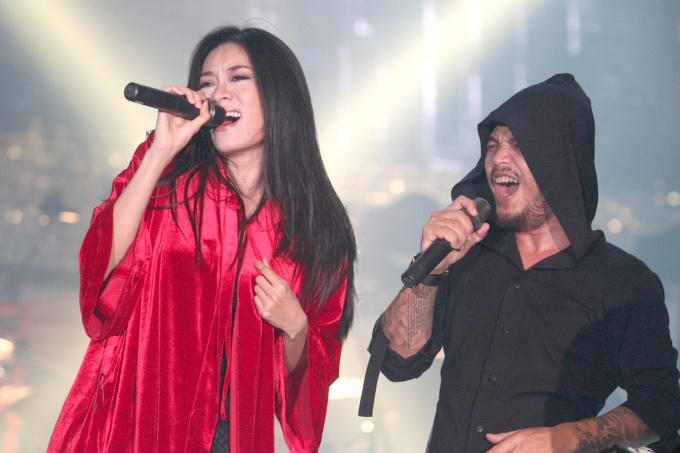 Nhạc sĩ Trần Lập song ca cùng Minh Thư trong ca khúc của anh "Cô gái quàng khăn đỏ" trong chương trình Dấu ấn số 5 vào tối 7-12-2013 tại Nhà thi đấu Nguyễn Du (Q.1, TP.HCM) - Ảnh: Gia Tiến
