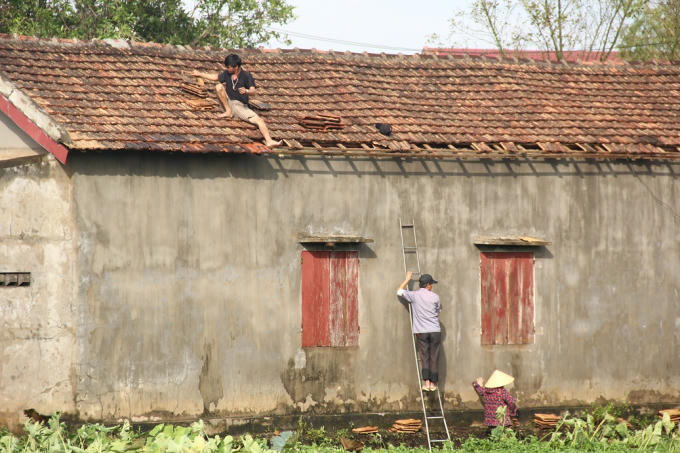 Gần như 100% nhà dân tại xã Quảng Phú bị tốc mái.