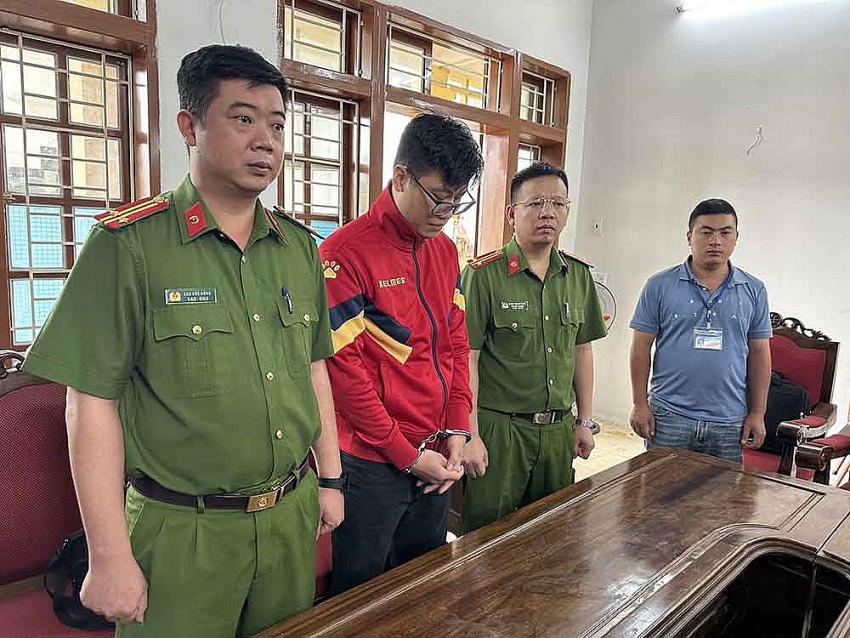 Đối tượng Lò Minh Phương (áo đỏ) đã thực hiện hành vi đăng nhập trái phép vào tài khoản khách hàng để chiếm đoạt tiền nhiều lần với nhiều khách hàng. Ảnh Công an Sơn La