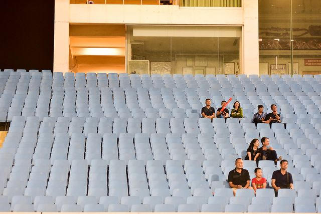 Chị Lã Thu Giang (Ba Đình, Hà Nội) chia sẻ: "Tôi là một người hâm mộ bóng đá, nhưng lần này tôi rất ngạc nhiên khi đến sân mà ít khán giả ổ vũ cho đội tuyển U23 Việt Nam như vậy. Không còn tình trạng chen lấn hay tranh ghế của nhau trên khán đài nữa vì ghế thừa còn rất nhiều".