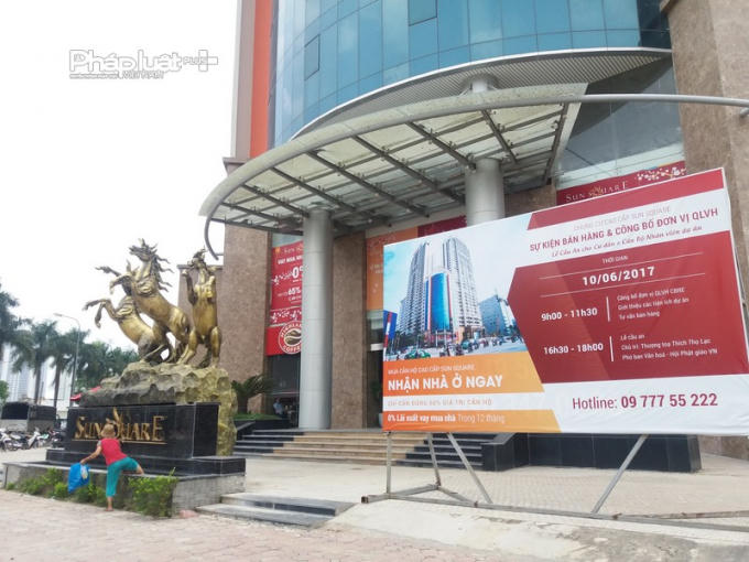 Tại một bảng thông tin bên ngoài công trình chủ đầu tư với lời quảng cáo chắc nịch "mua căn hộ cao cấp Sun Square nhận nhà ở ngay".
