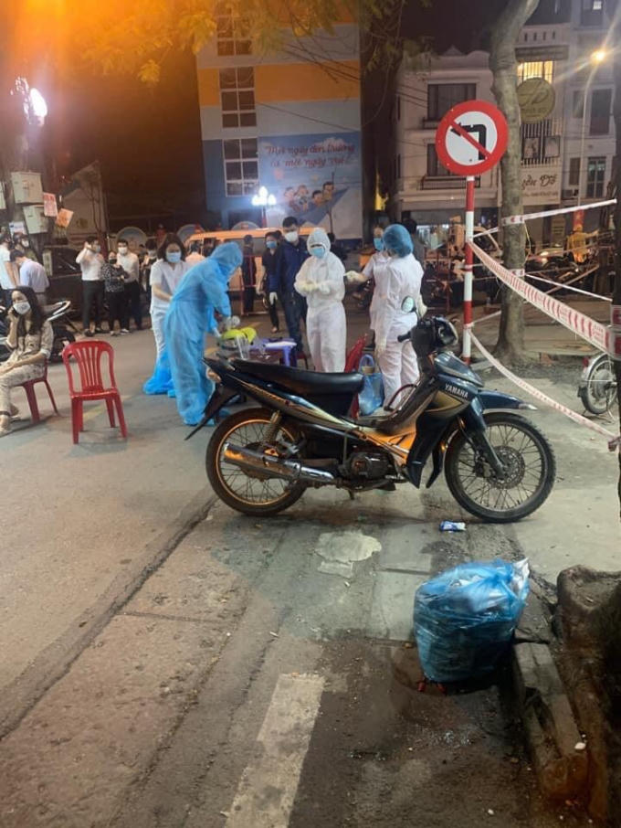 Lực lượng y tế tiến hành truy vết và lấy mẫu các ca nghi nhiễm.