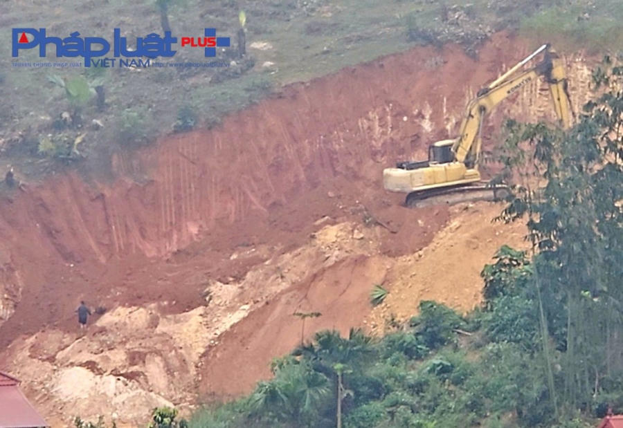 Ban ngày, máy xúc đào bới san gạt đất trắng thành từng đống lớn.