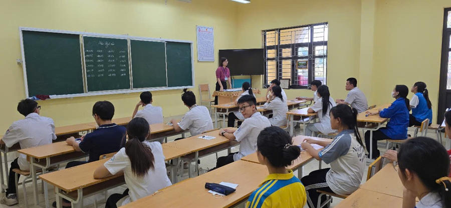 Thí sinh tham gia dự thi tuyển sinh vào lớp 10 THPT tại Hội đồng thi Trường THPT Cẩm Phả.