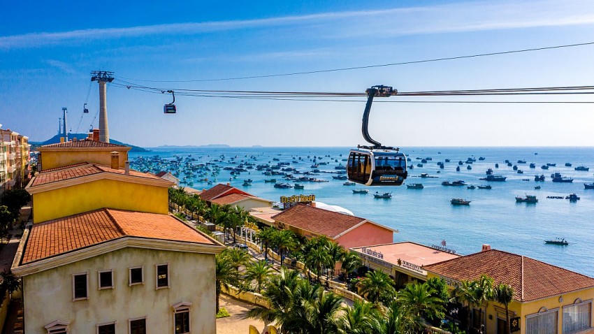 Cáp treo 3 dây dài nhất thế giới tới đảo Hòn Thơm là một trong những trải nghiệm được du khách yêu thích nhất tại Phú Quốc.