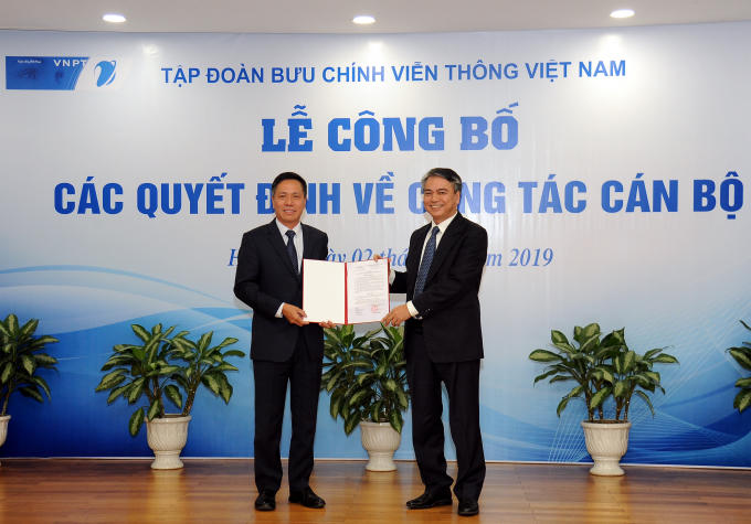 Ông Trần Mạnh Hùng – Chủ tịch Tập đoàn VNPT – trao Quyết định bổ nhiệm cho ông Tô Dũng Thái