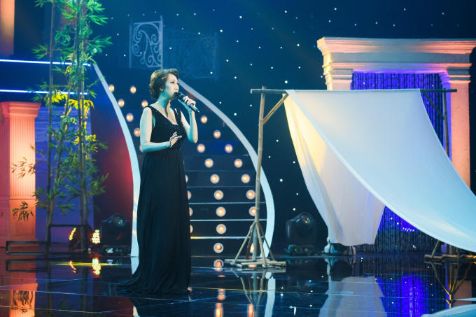 Bạch Tuyết, Phương Dung c&ugrave;ng diện &aacute;o d&agrave;i khoe vẻ đẹp qu&yacute; ph&aacute;i tại T&igrave;nh Kh&uacute;c Vượt Thời Gian