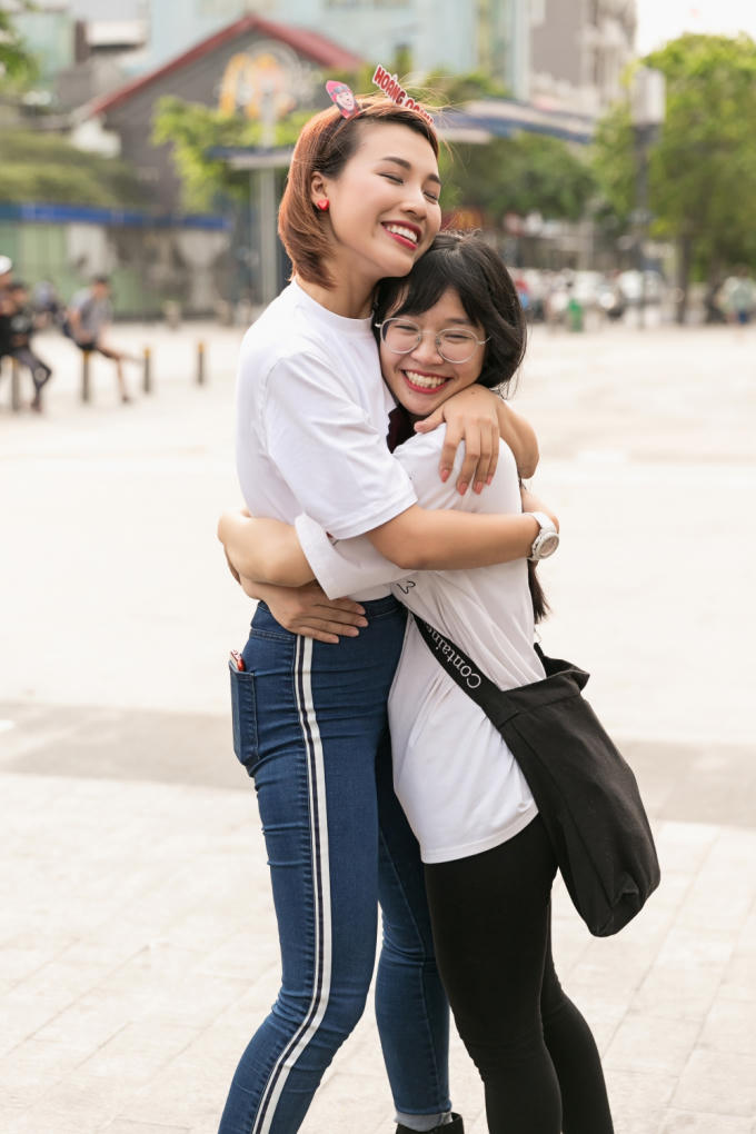 Hoàng Oanh gọi điện tỏ tình Hoàng Yến Chibi, Jun Vũ tại buổi họp fan